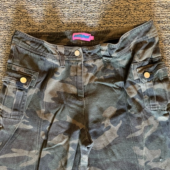 Edikted Aya Low-Rise Cargo Pants - Picture 4 of 10